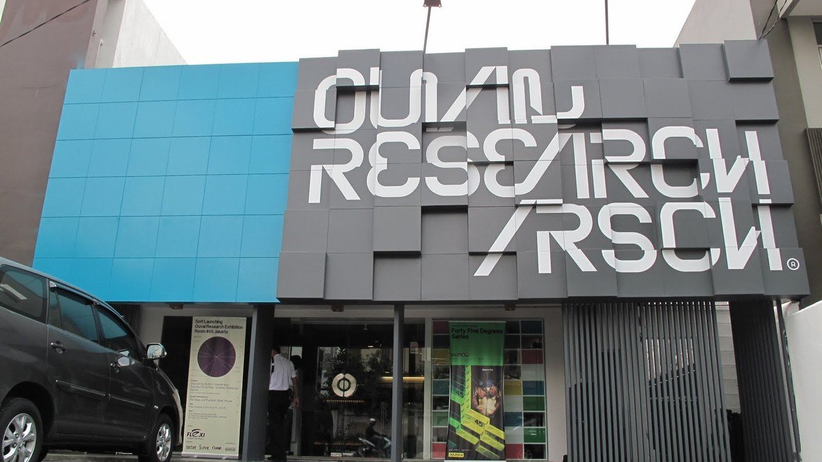 Interior toko RSCH Ouval Research Bandung dengan display produk clothing lokal