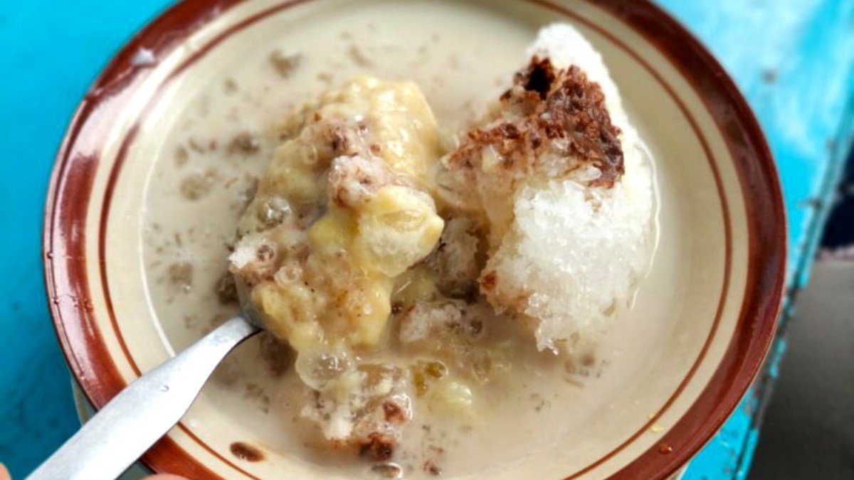Es durian Pak Kasdi Purbalingga dengan daging durian segar, gula merah cair, dan serutan es batu dalam gelas