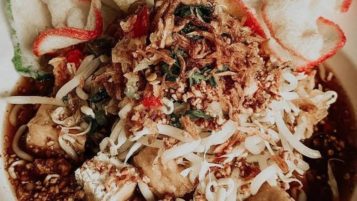 Piring gecot khas Purbalingga dengan tahu goreng, tauge, dan sambal kacang cabai rawit