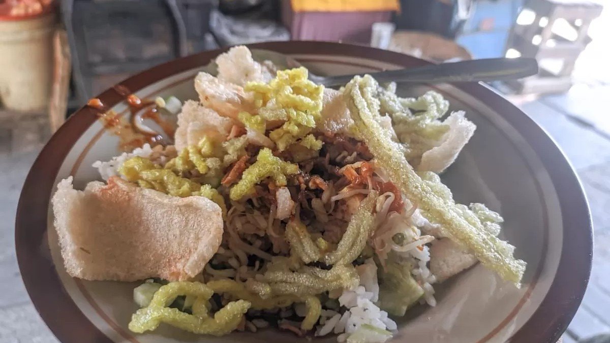 Piring nasi lengko khas Purbalingga dengan tahu, tempe, tauge, dan siraman bumbu kacang kecap