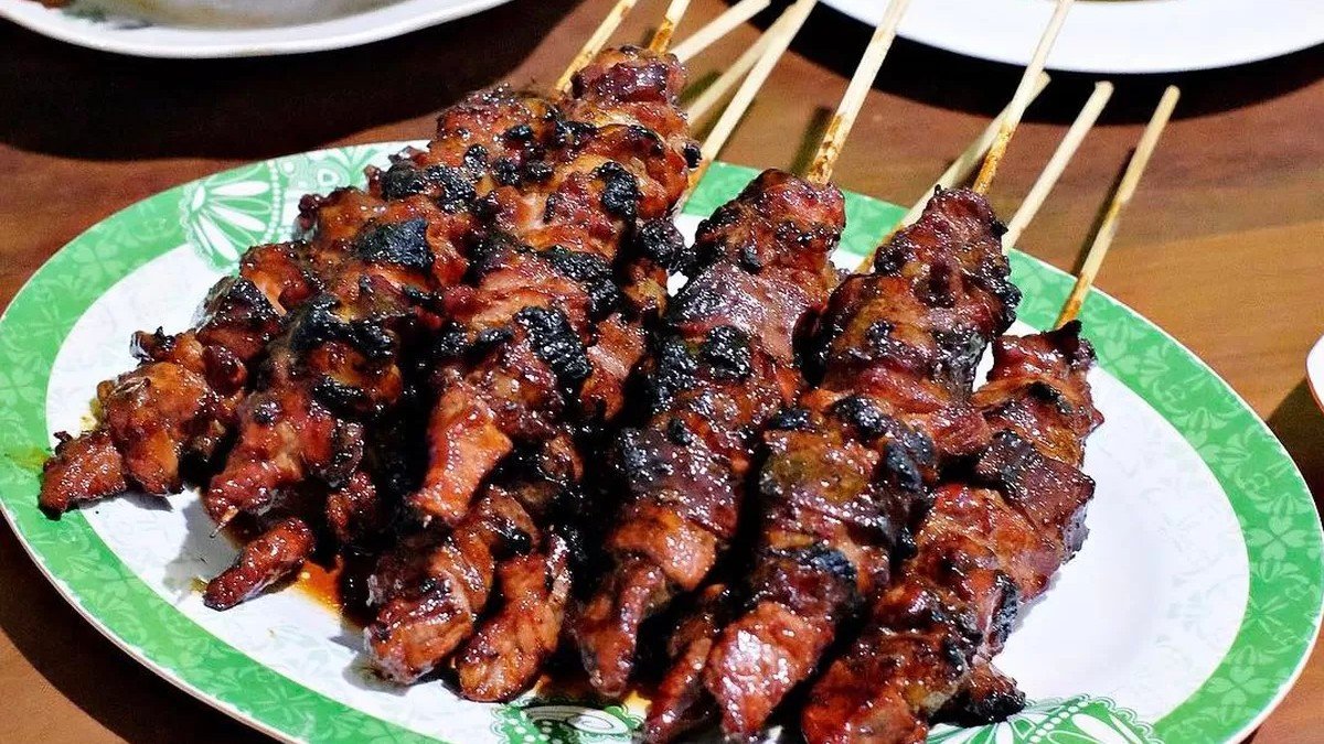 Sate Blater Pak Indra khas Purbalingga dengan tusuk sate ayam yang terlihat berbumbu merata