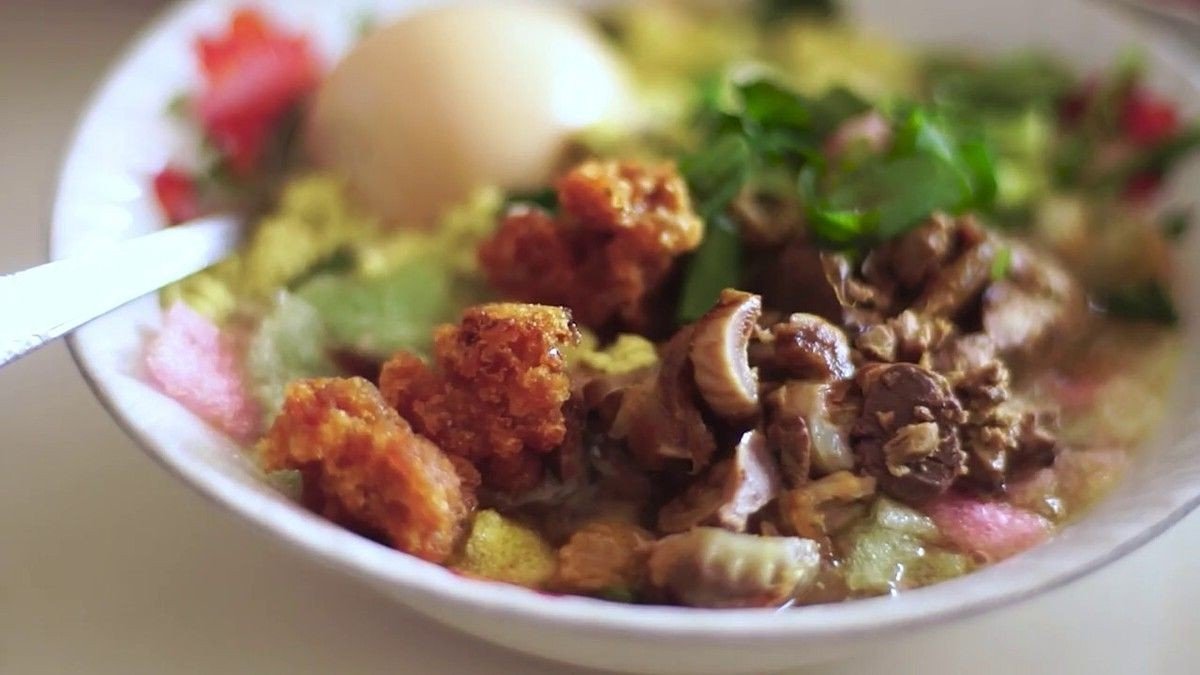 Semangkuk soto kriyik Bu Karsini, salah satu dari 10 makanan khas Purbalingga yang jadi favorit wajib coba, dengan tulang ayam goreng renyah di atas kuah bening
