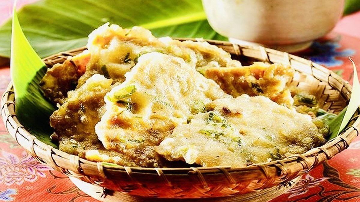 Tempe mendoan khas Purbalingga yang tipis dengan adonan tepung berbumbu, setengah matang