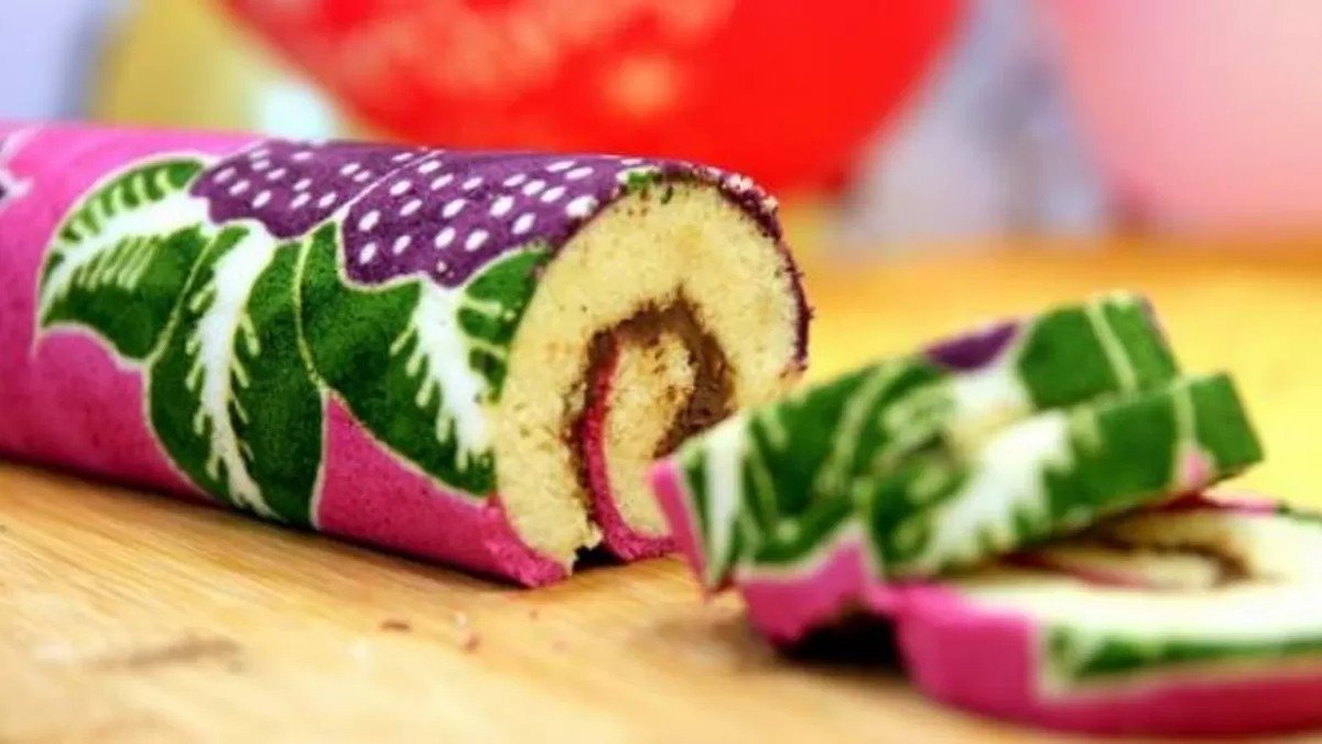 Bolu batik Padang dengan motif cantik di bagian dalam potongan kue oleh-oleh khas Minang