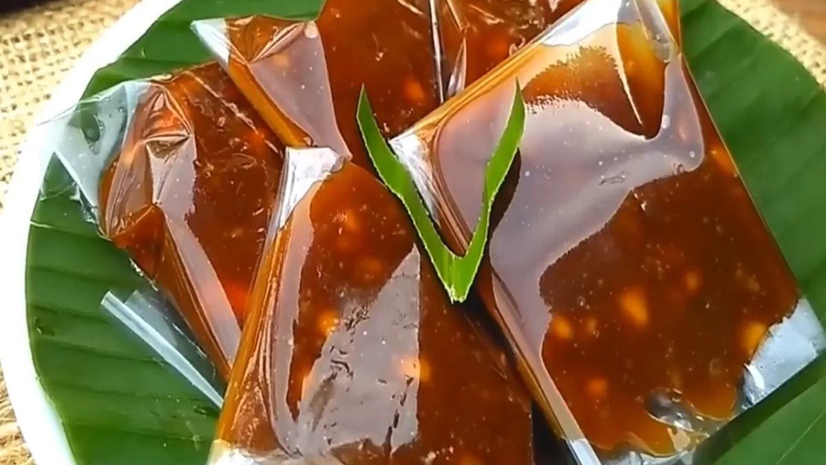 Galamai khas Payakumbuh, dodol legit dengan taburan kacang tanah dalam kemasan oleh-oleh