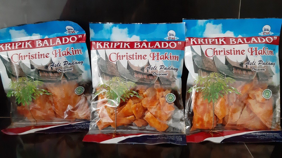 Keripik balado Christine Hakim dalam kemasan plastik berlabel merah khas oleh-oleh Padang
