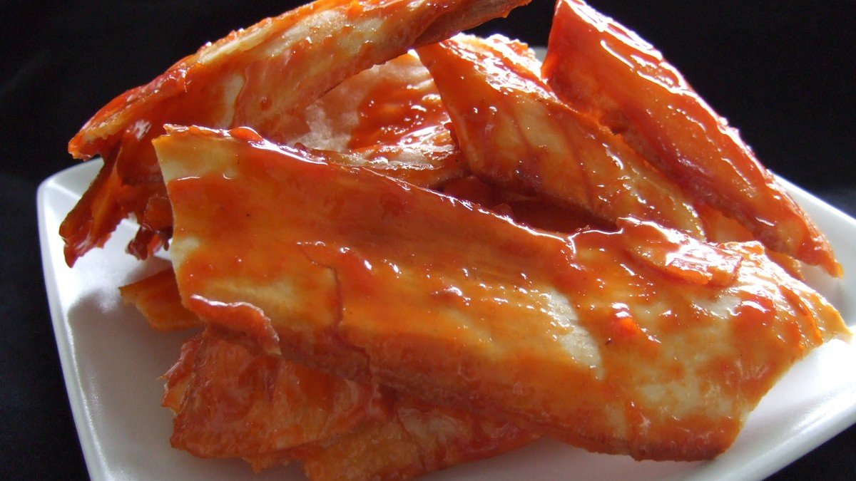 Keripik Sanjai Padang tiga varian rasa asin manis dan balado dalam kemasan oleh-oleh
