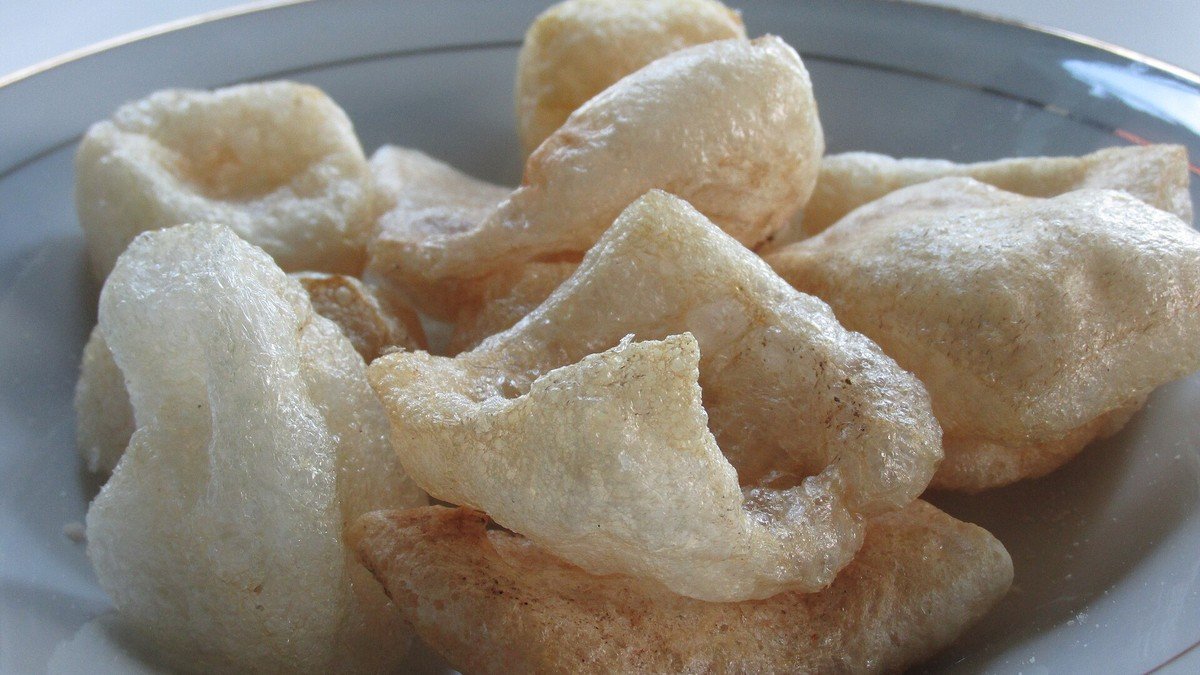 Kerupuk jangek khas Padang, kerupuk kulit sapi renyah dalam kemasan oleh-oleh