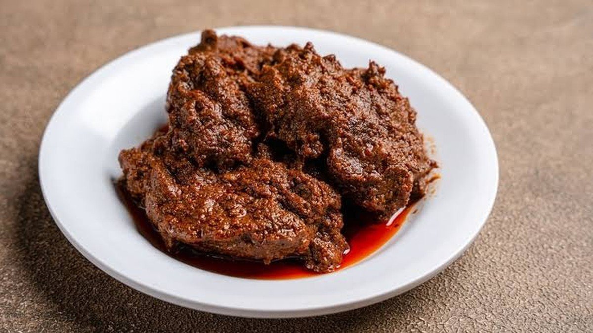 Rendang daging sapi kemasan vakum oleh-oleh khas Padang siap dibawa pulang