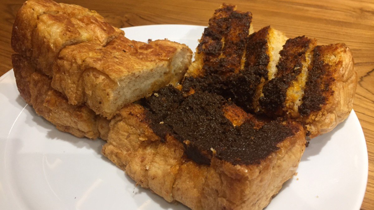 Roti rendang Padang dengan isian rendang suwir gurih sebagai oleh-oleh inovatif khas Minang