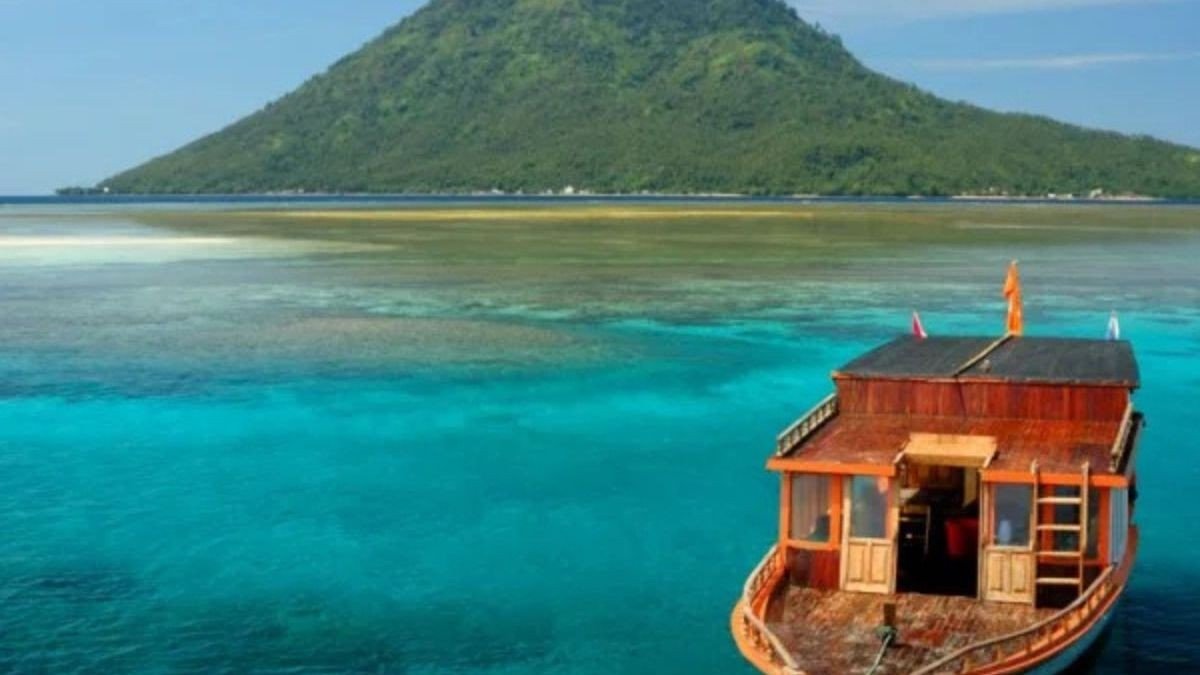Pantai Istana Wakil Raja Manado dengan elemen historis dan pemandangan pantai yang tenang