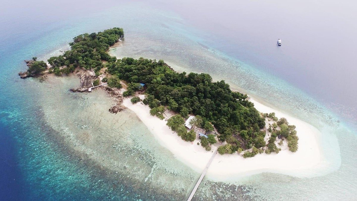 pantai Lihaga Manado dengan ombak tenang, pasir putih, dan air laut jernih yang cocok untuk snorkeling
