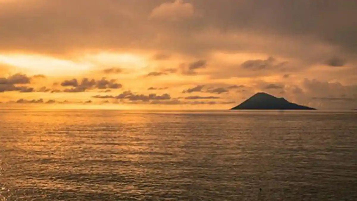 sunset di Pantai Malalayang Manado dengan pemandangan Pulau Manado Tua dan promenade yang ramai