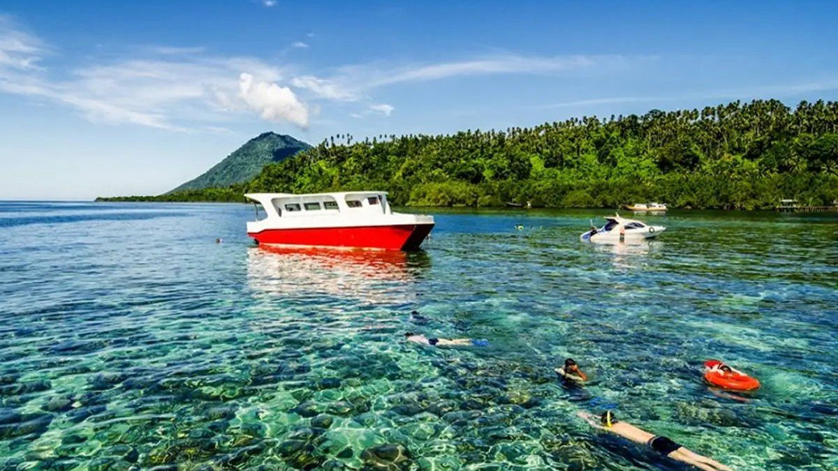 hutan mangrove di Pulau Mantehage dengan air laut tenang dan perahu nelayan tradisional