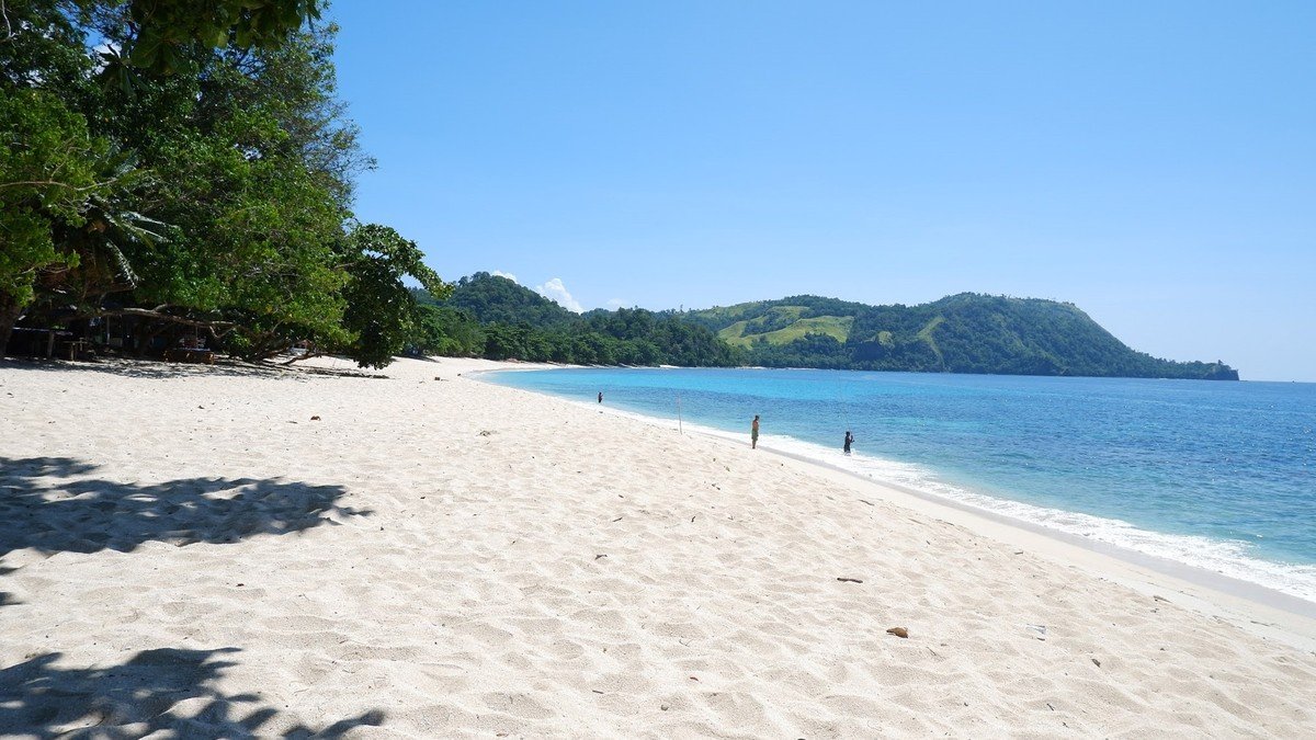 Pantai Paal Likupang dengan pasir putih halus dan air laut berwarna tosca kebiruan yang jernih