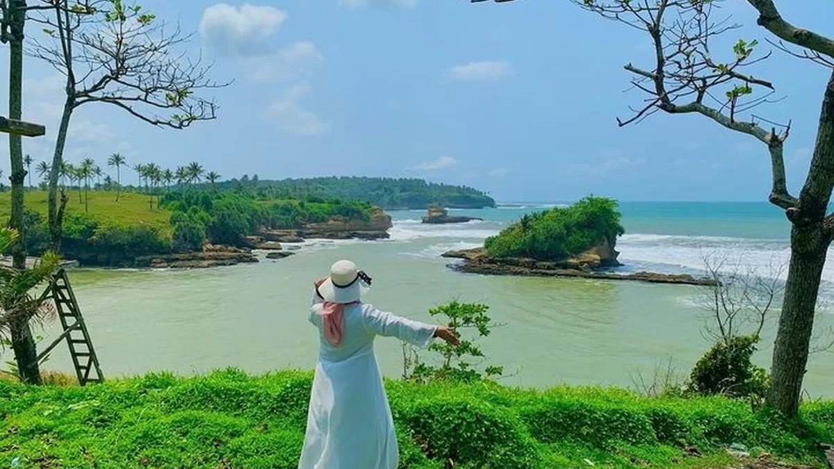 Batu karang raksasa di Pantai Amanda Ratu Ujung Genteng Sukabumi dengan ombak besar