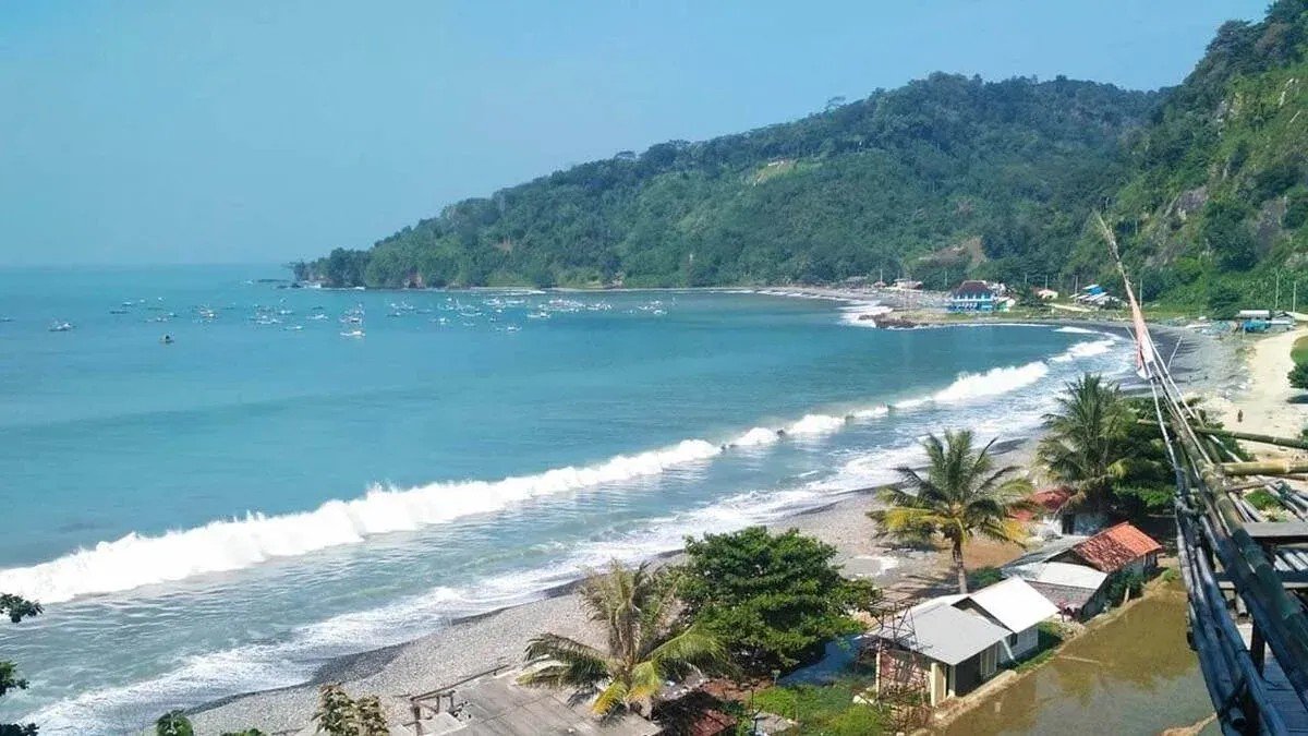 Formasi batu karang besar di Pantai Cikembang Ujung Genteng Sukabumi