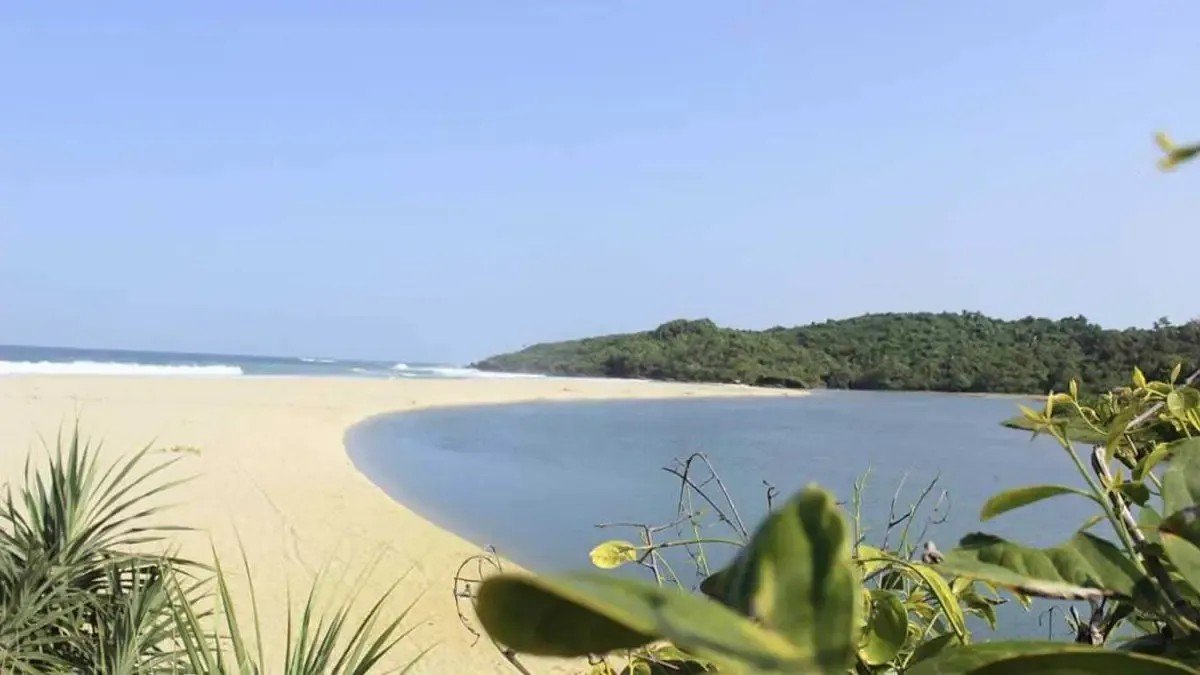 Garis pantai Pantai Cipanarikan Ujung Genteng yang masih alami dan sepi