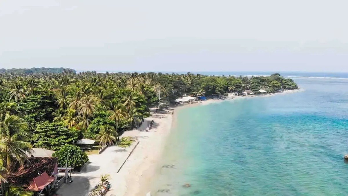Pantai Minajaya Ujung Genteng Sukabumi dengan air jernih dan garis pantai panjang bersih