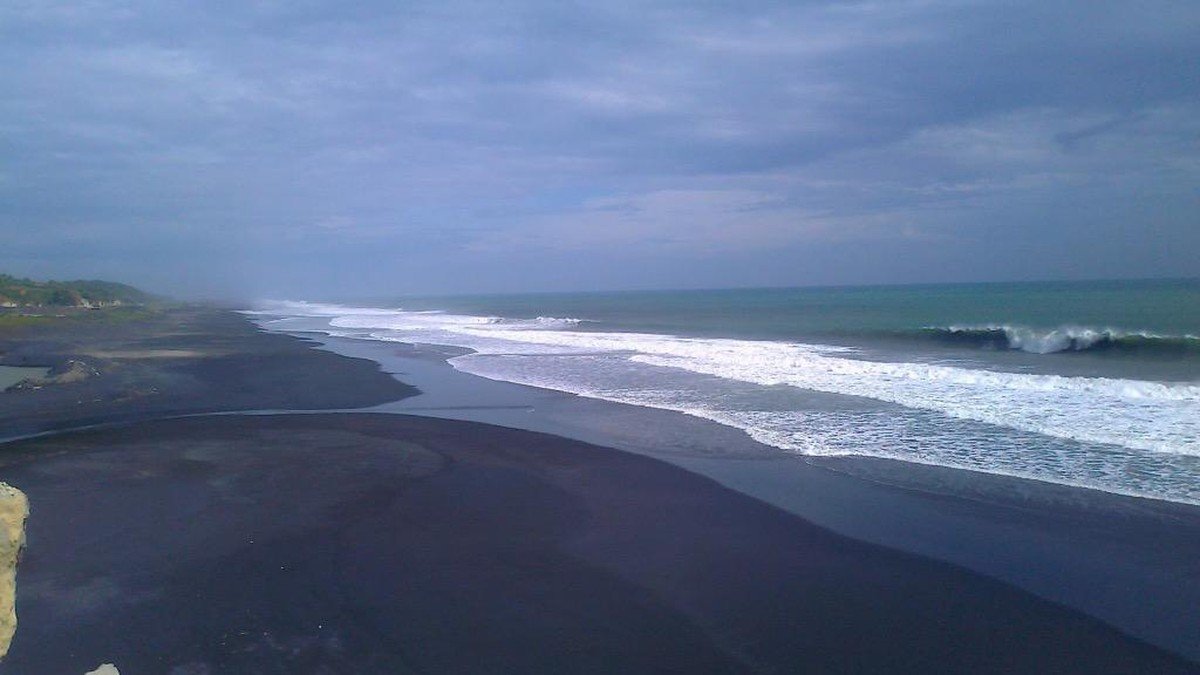 Pasir hitam vulkanik Pantai Pasir Hitam Ujung Genteng Sukabumi kontras dengan laut biru