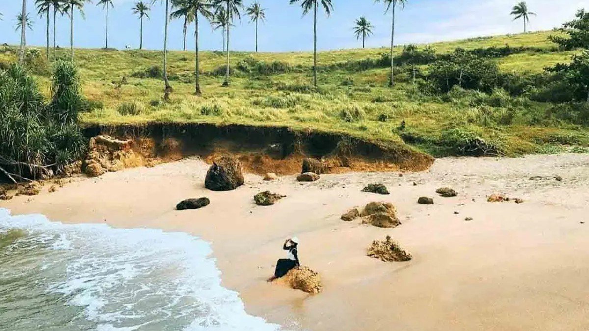 Hamparan pasir putih dengan batu karang di Pantai Ujung Genteng Pasir Putih Sukabumi