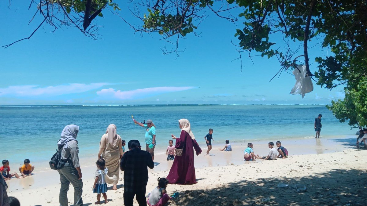 Sunset di Pantai Tenda Biru Ujung Genteng Sukabumi dengan langit oranye
