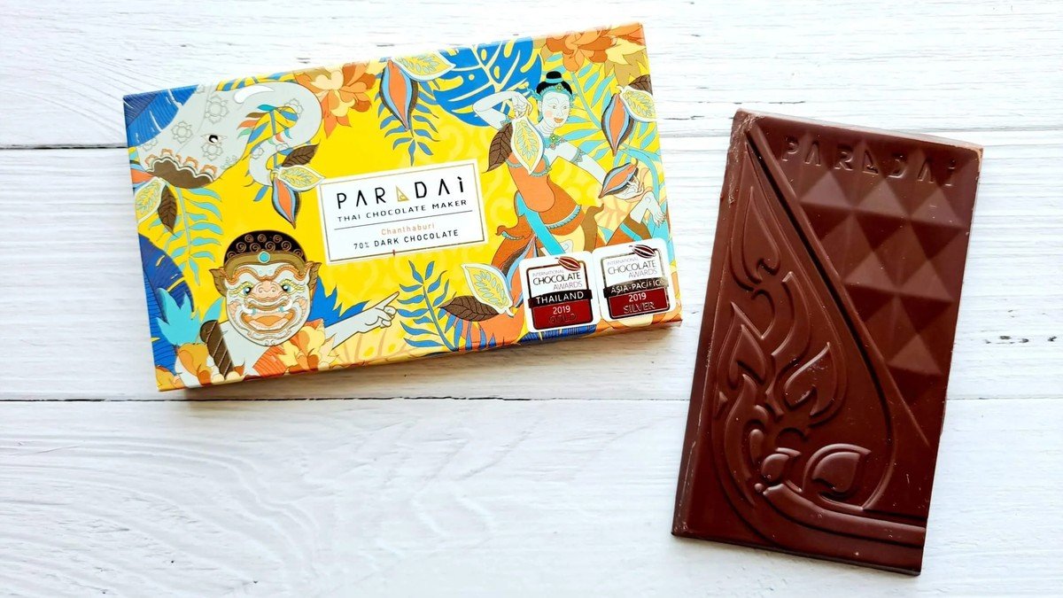 Bar cokelat craft premium buatan Thailand dengan kemasan minimalis di toko Bangkok