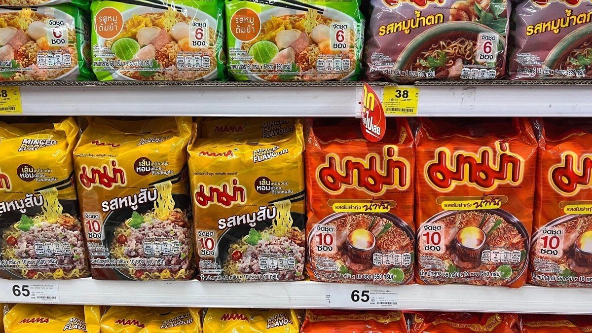 11 Oleh-Oleh Khas Bangkok Thailand yang Populer — mie instan MAMA varian tom yum dalam kemasan bungkus kuning