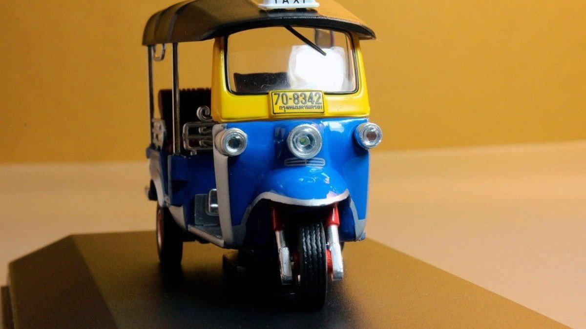 Miniatur tuk-tuk berbagai ukuran sebagai souvenir khas Bangkok Thailand