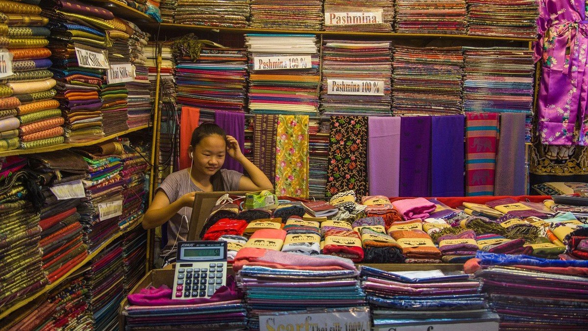 Tumpukan stola pashmina warna-warni di lapak Chatuchak Market Bangkok