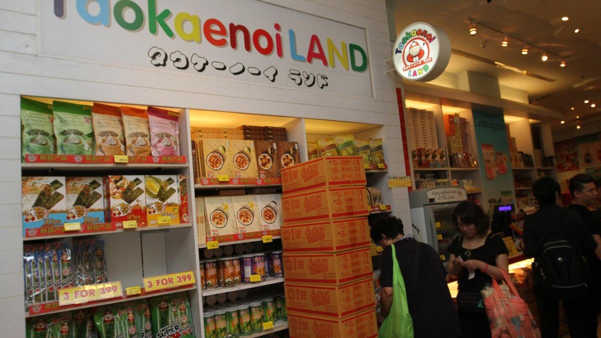 Berbagai varian snack rumput laut Tao Kae Noi di rak toko Bangkok