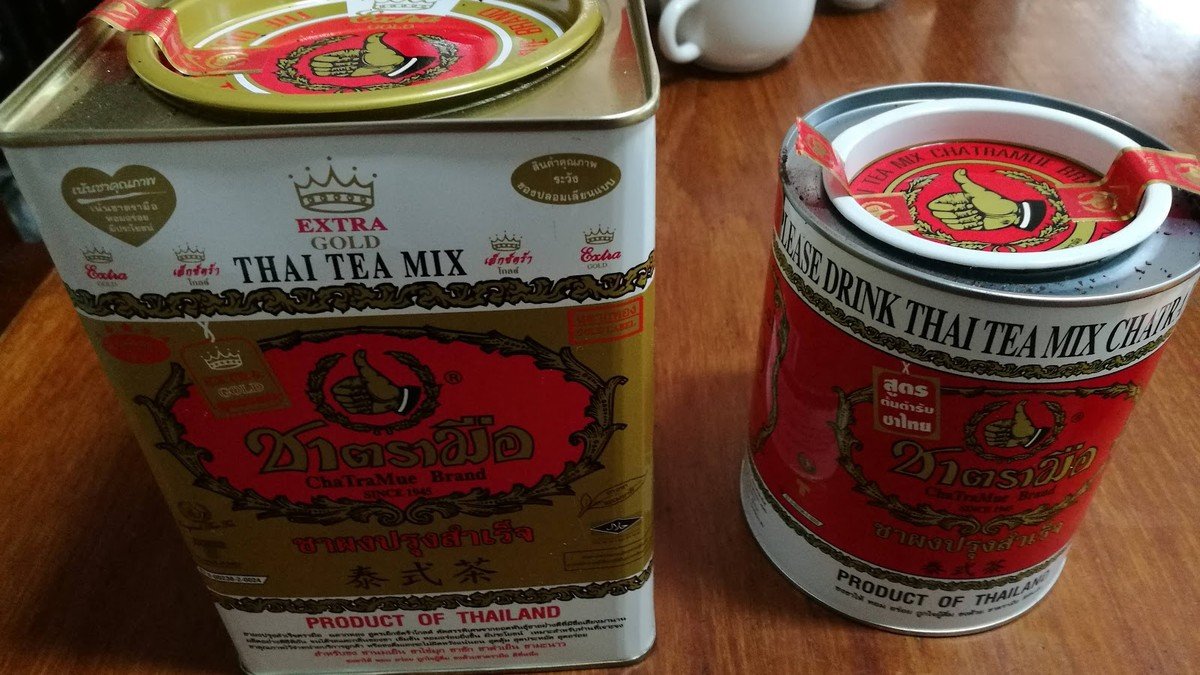 Kemasan thai tea bubuk dan sachet khas Thailand dijual di pasar Bangkok
