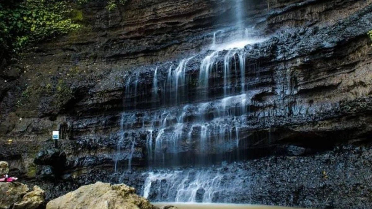 Kolam alami di bawah Air Terjun Jurang Nganten Jepara