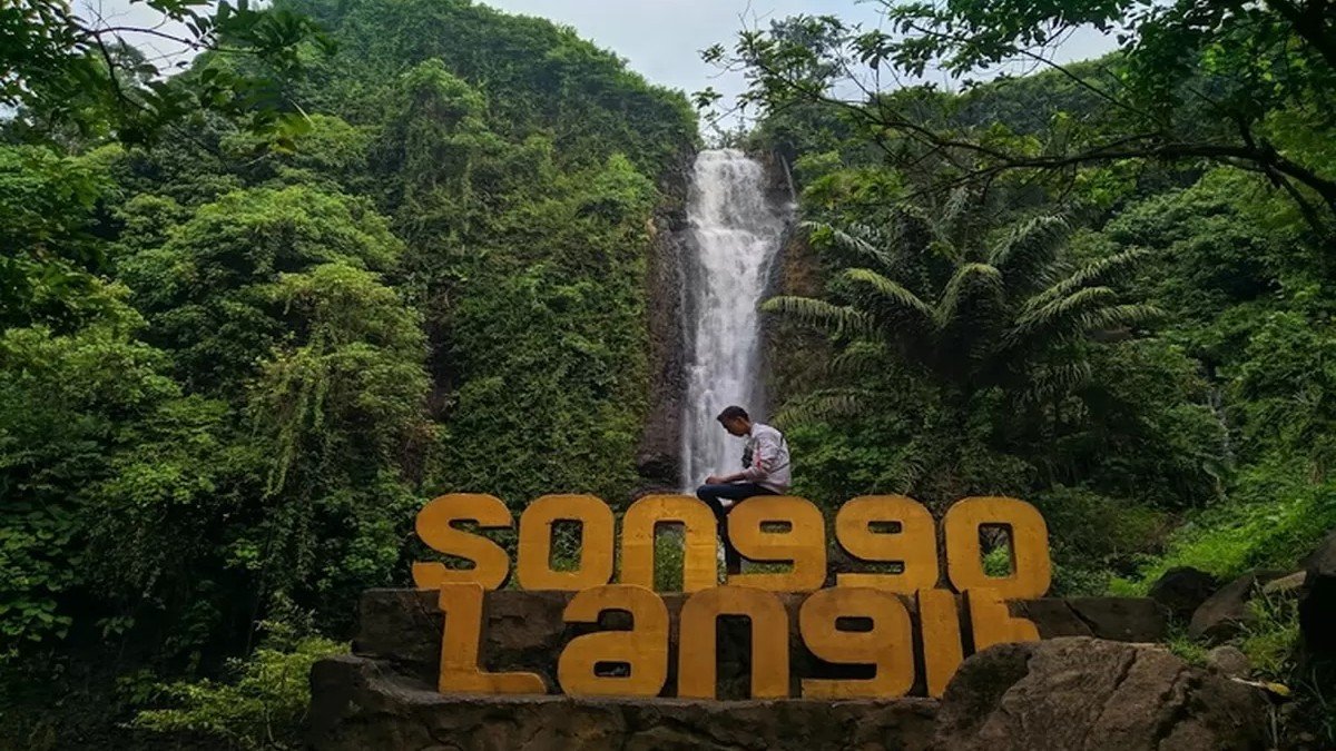 Air Terjun Songgo Langit Jepara setinggi 80 meter di lereng Gunung Muria