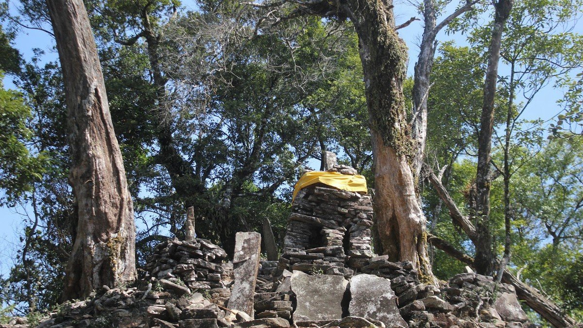 Situs Candi Angin Jepara di ketinggian 1200 mdpl dengan panorama perbukitan hijau