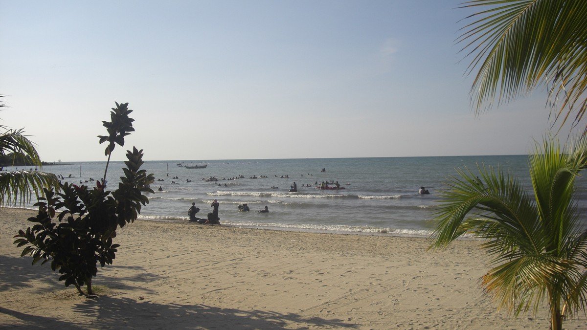 Pantai Bandengan Jepara dengan pasir putih dan aktivitas air