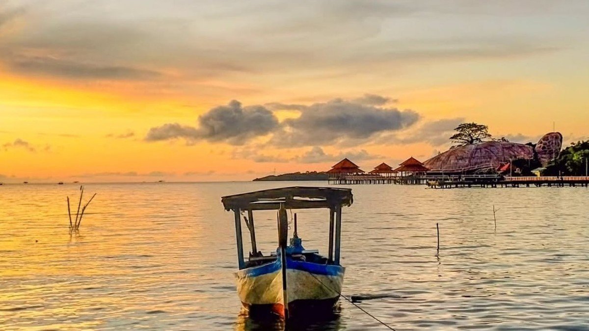 Sunset di dermaga Pantai Kartini Jepara