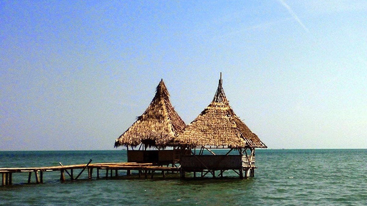 Gazebo joglo di atas laut Pantai Pungkruk Jepara