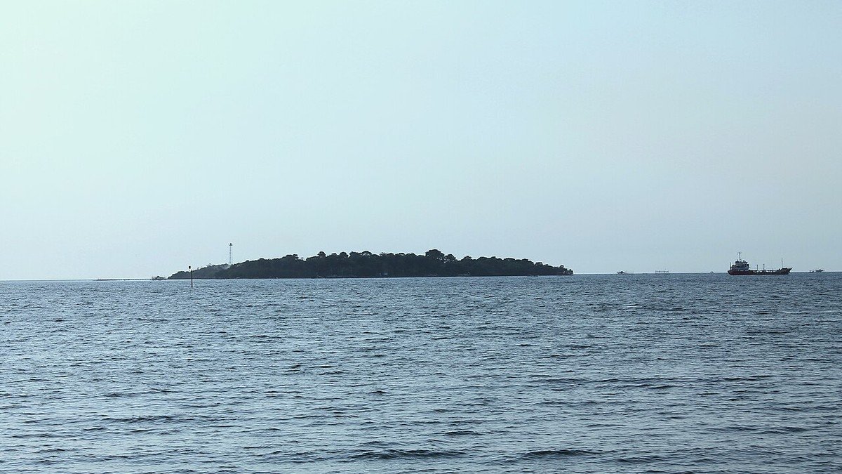 Pulau Panjang Jepara dengan pasir putih dan pohon rindang di tepi pantai