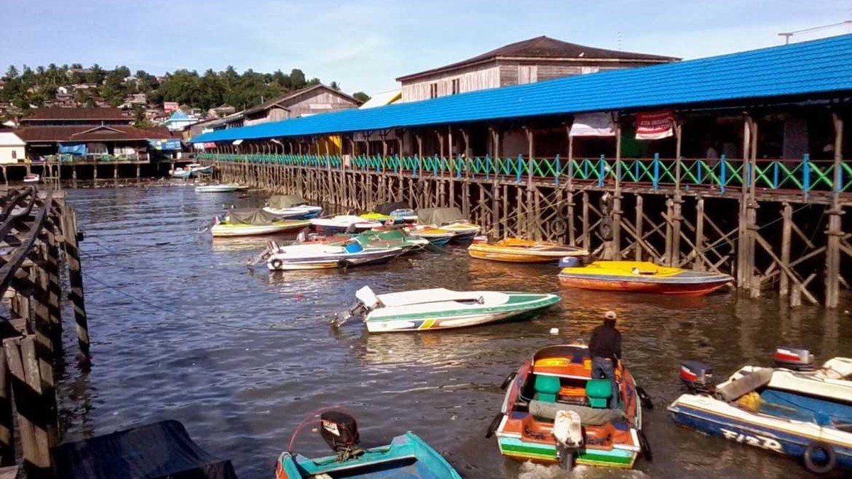 Kampung Atas Air Margasari Balikpapan dengan rumah-rumah panggung di atas laut saat matahari terbenam