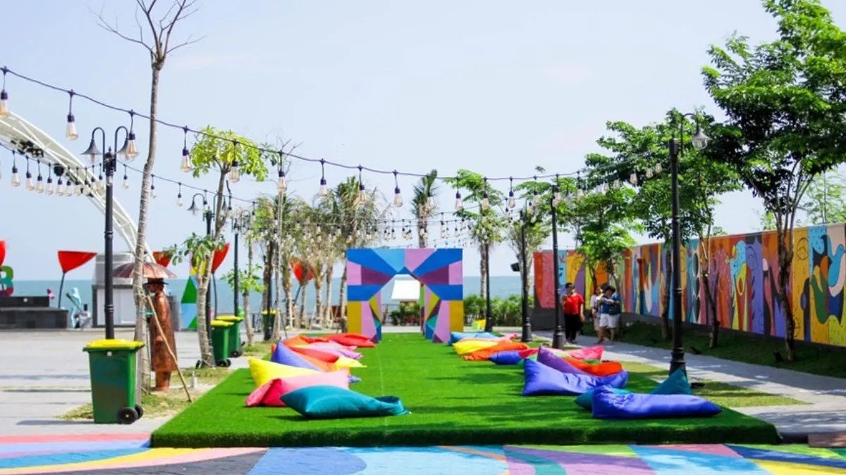 Pantai BSB Balikpapan malam hari dengan instalasi neon dan live music, salah satu dari 12 tempat wisata Balikpapan yang cocok untuk liburan