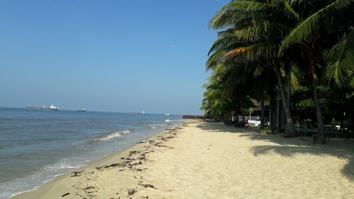 Pantai Kemala Balikpapan dengan pasir putih dan pengunjung bersantai di pagi hari dekat pusat kota