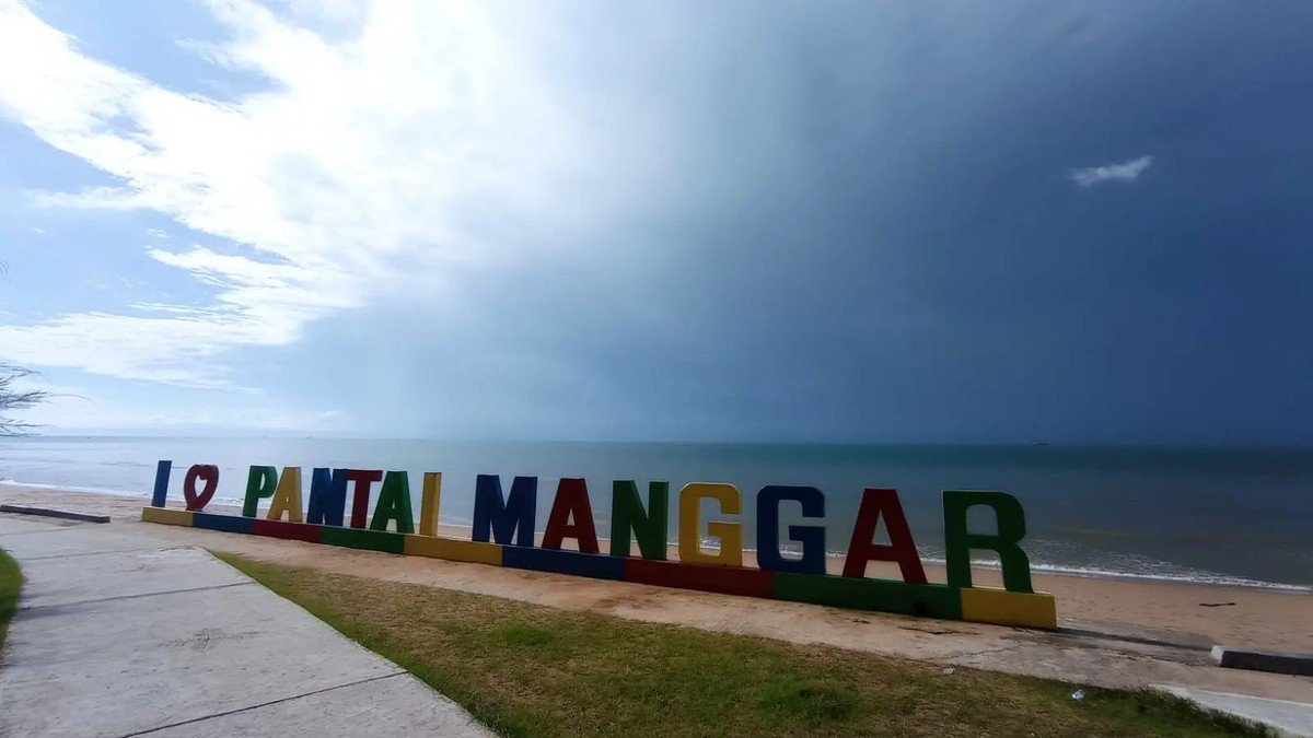 Pantai Manggar Segarasari Balikpapan dengan aktivitas jet ski dan warung seafood di tepi pantai