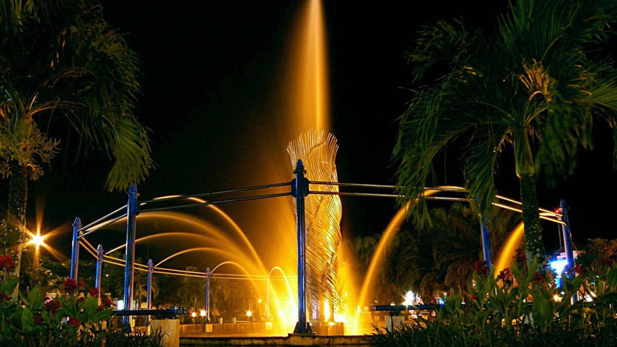 Taman Bekapai Balikpapan malam hari dengan monumen air mancur dan lampu warna-warni di pusat kota