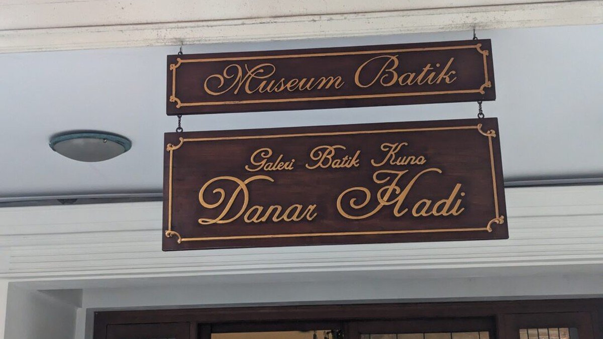 Koleksi batik tulis di toko Batik Danar Hadi Yogyakarta