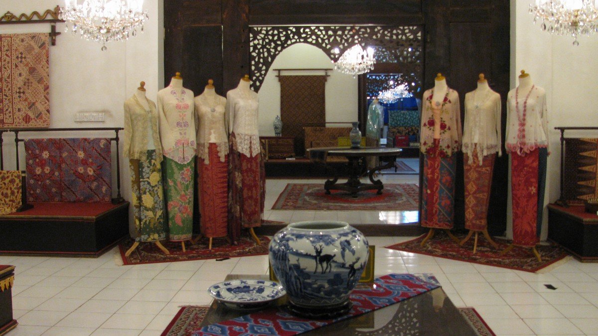 Proses membatik tulis di Batik Winotosastro Yogyakarta