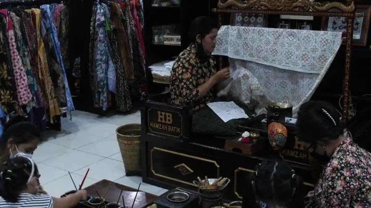 Koleksi batik eceran dan grosir di Batik Wisnu dekat Alun-Alun Utara Yogyakarta