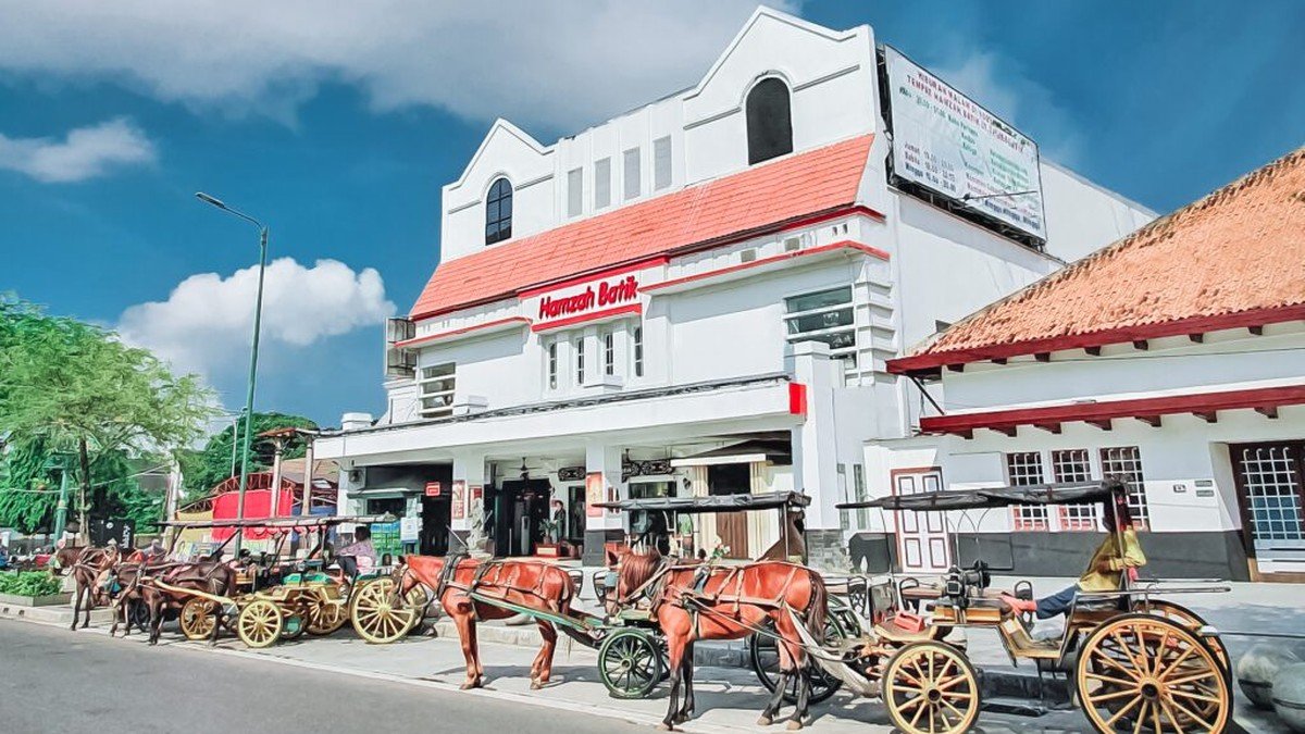 Suasana belanja di Hamzah Batik, salah satu toko batik di kawasan Malioboro, Yogyakarta