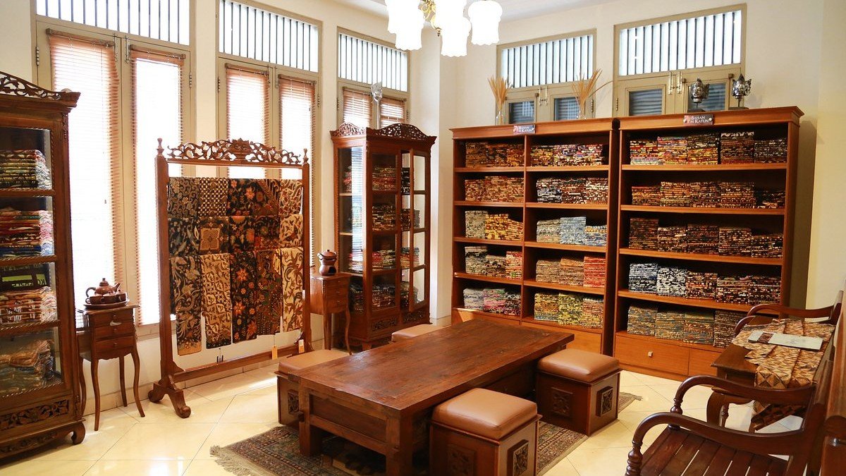 Interior toko Margaria Batik Malioboro yang ber-AC