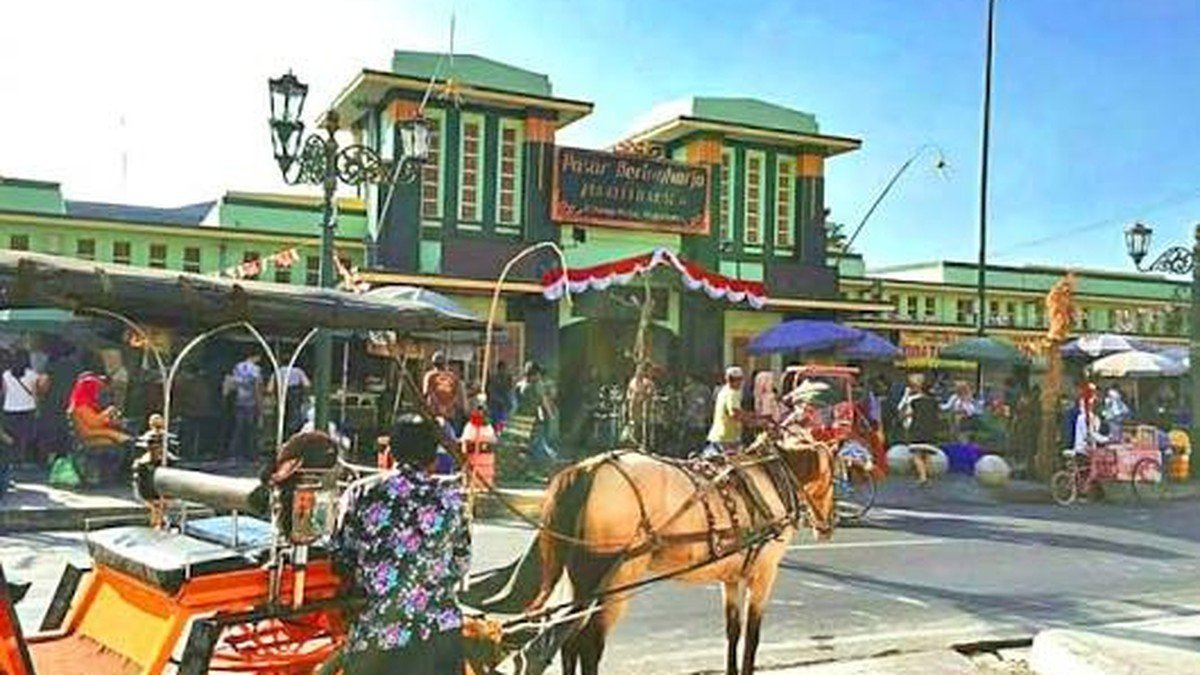 Suasana lorong batik di Pasar Beringharjo Yogyakarta